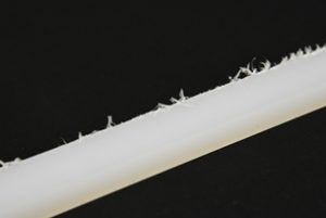 切削加工のバリの発生原因と対策を解説 - プラスチック加工のワンポイント講座|湯本電機株式会社